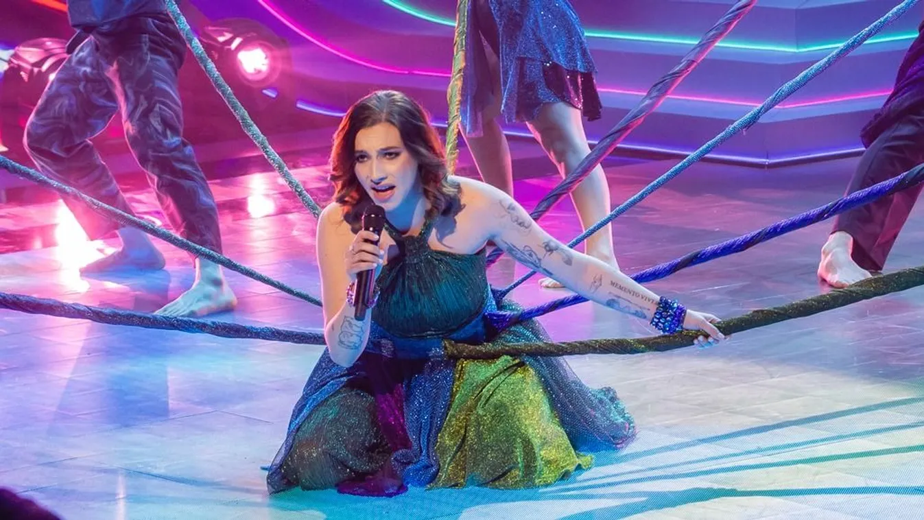 Dekoltázst villantva tett bejelentést a TV2 sztárja