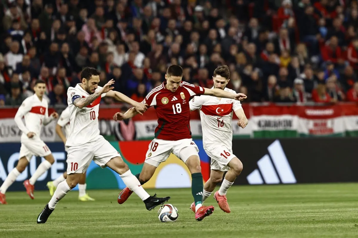 Dárdai Bence (középen) 19 éves újonc létére már az ötödik legértékesebb válogatott focistánk