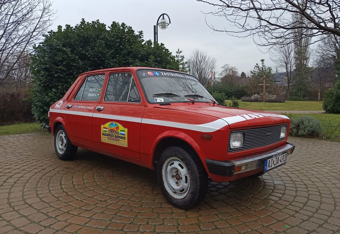 A flúgos autók versenyére Zoli nevezte be az autót. A terv, hogy rezesbanda, és artisták kíséretében fogja átlépni a Zastava a rajtvonalat. 