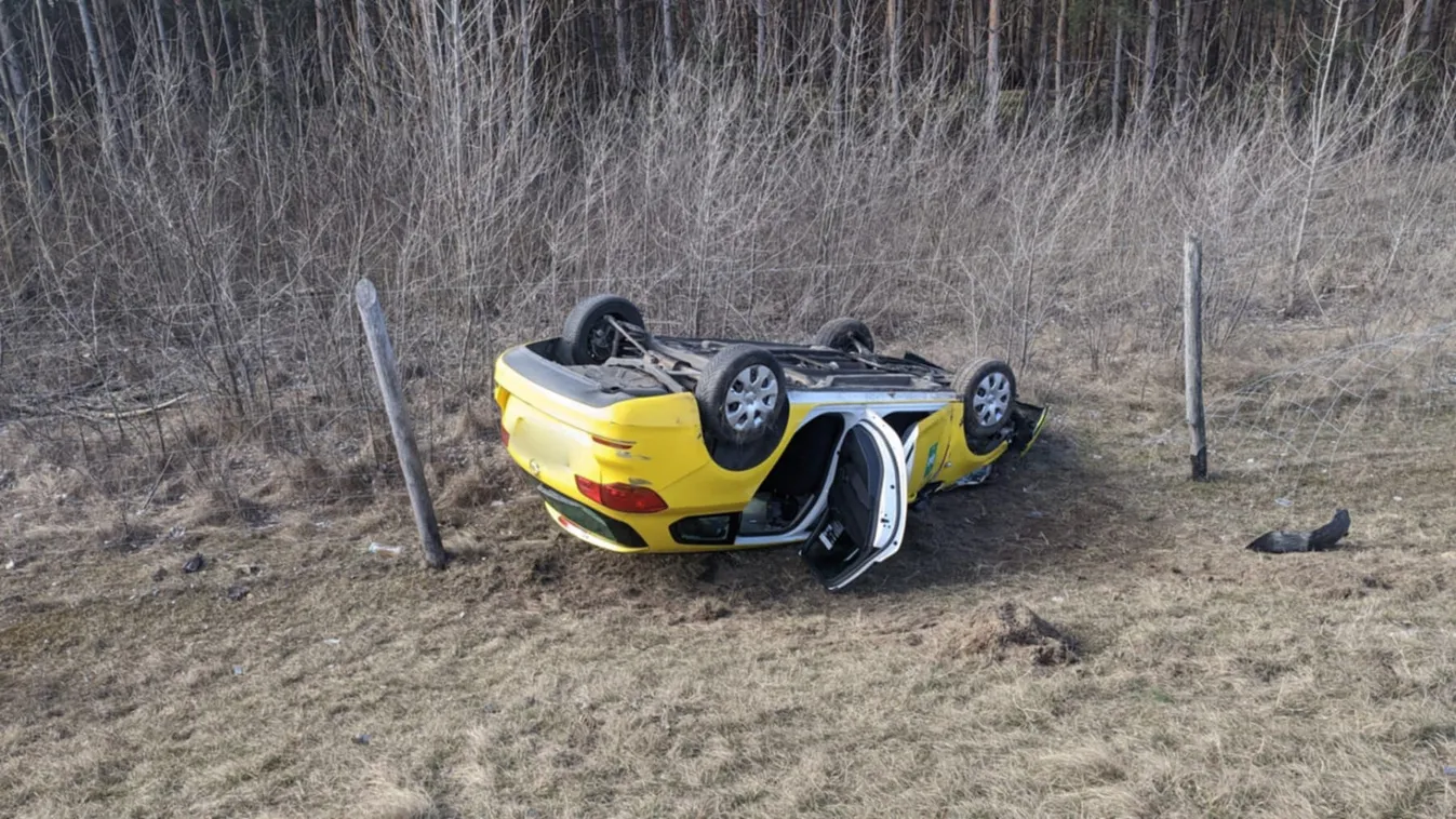 Gyerekeket szállító kisbusz ütközött taxival az M5-ösön