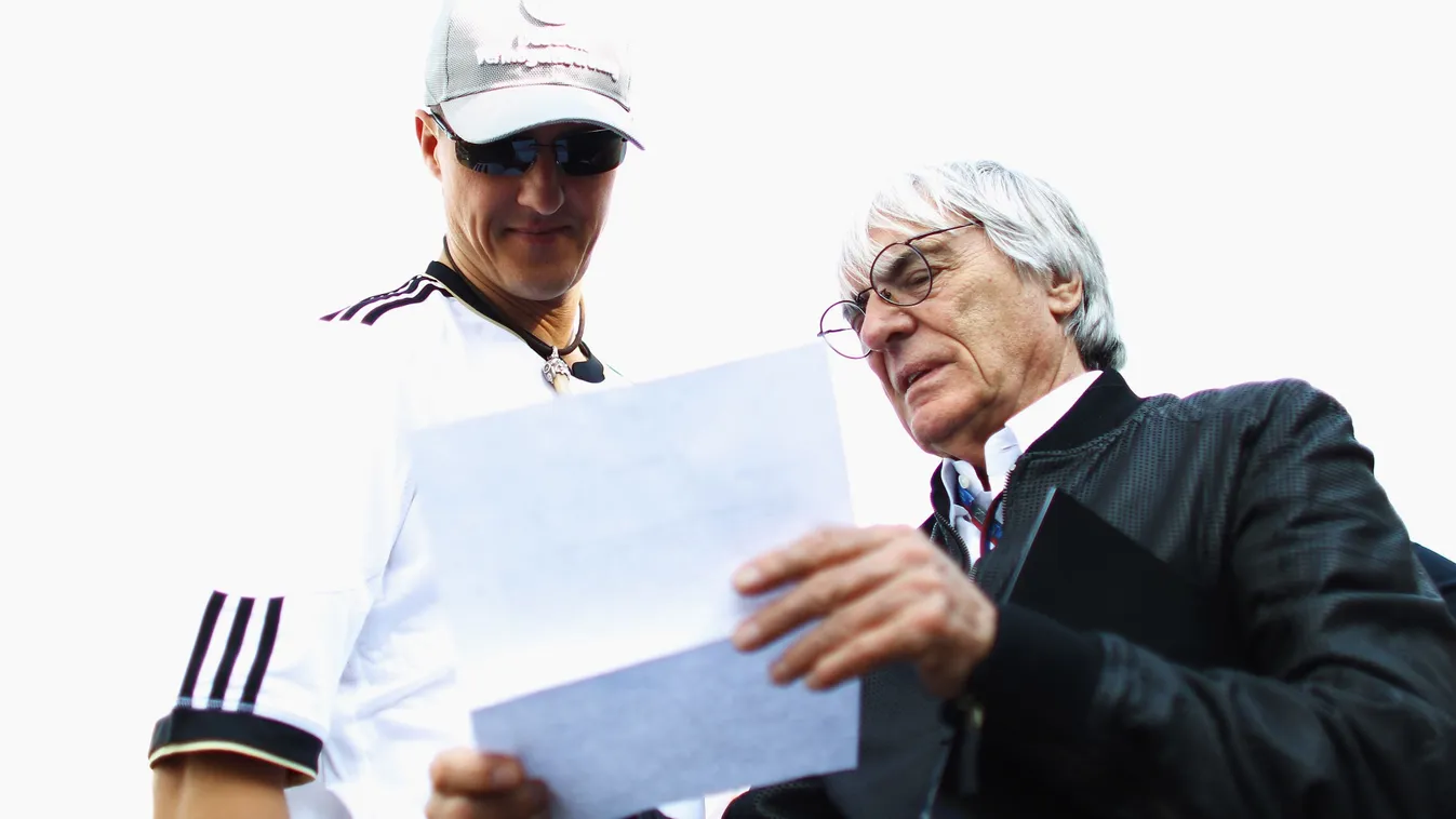 Elkelt Schumacher autója is, nagyot kaszált az F1-legenda