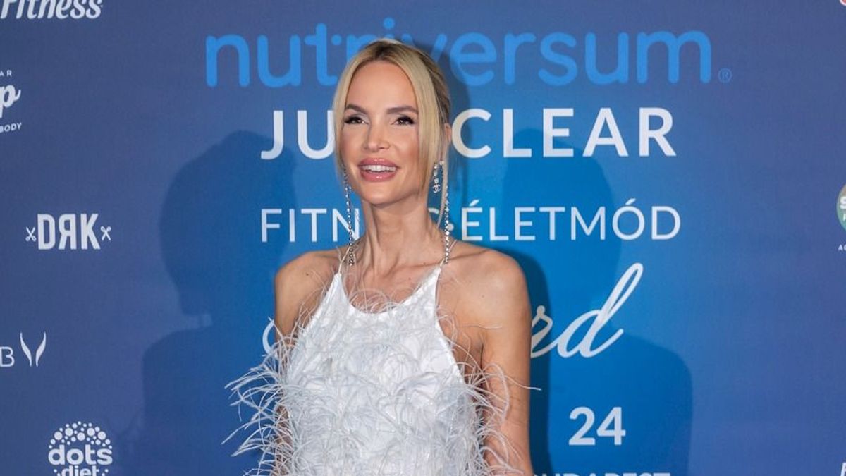 Nem semmi: csipkében villantotta meg melleit Zimány Linda
