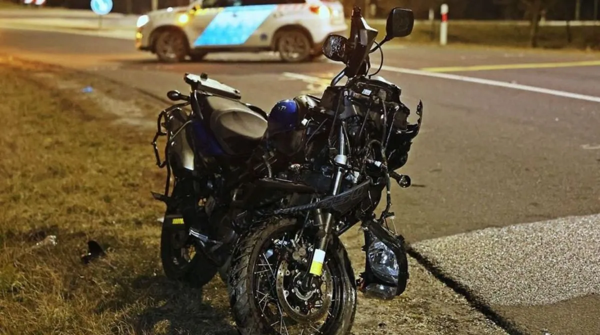 A motorosbaleset a kora esti órákban történt. A vármegyei hírportál úgy tudja, hogy az autós az 51-es főútról Apostag irányába hajtott ki a körforgalomból, majd az enyhén jobbra ívelő kanyarban átlépte a záróvonalat, és áttért a szemközti sávba. Ott gázolta el a szemből szabályosan érkező motort, amelyen ketten ültek.
A baleset pontos körülményeit a Bács-Kiskun Vármegyei Rendőr-főkapitányság vizsgálja