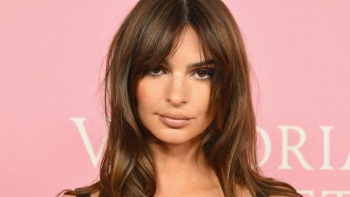 Fehérneműre vetkőzött Emily Ratajkowski