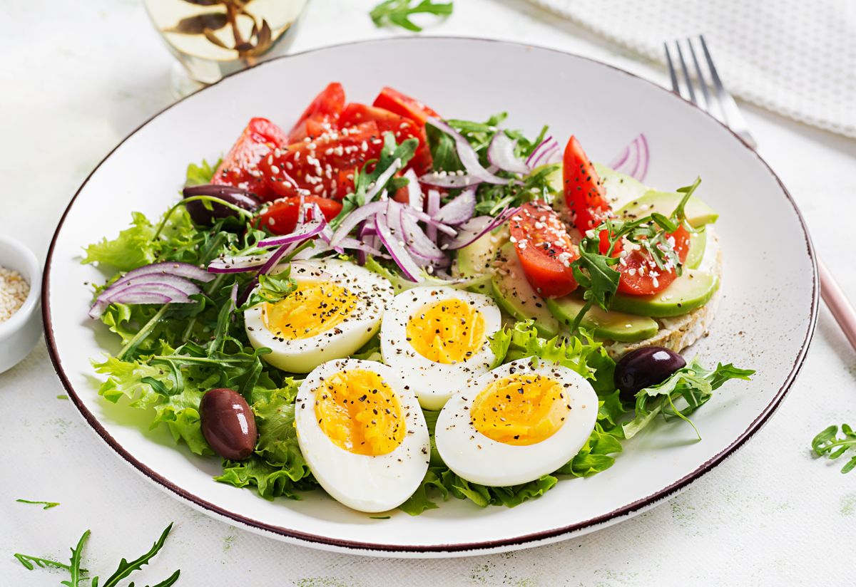 Tojásfőzés Fresh,Salad,With,Tomato,,Olives,,Boiled,Eggs,And,And,Sandwich