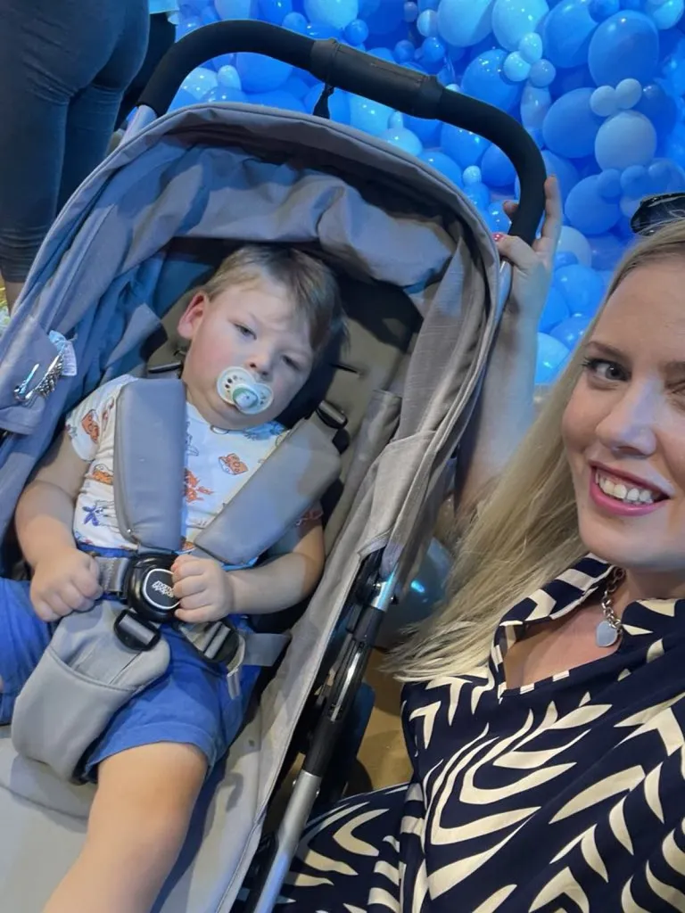 A tündéri kis Áron oxigénhiányos állapotban jött világra. Agyi bénulással küzd, és az élete nagy mérföldkőhöz érkezett