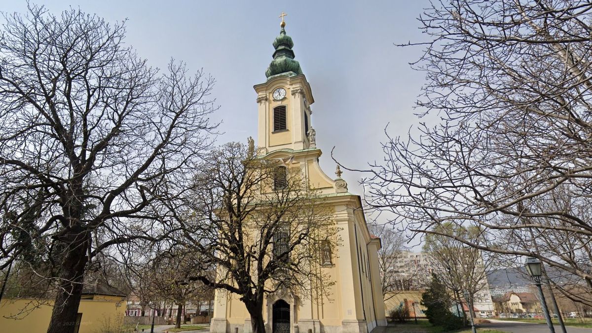 Holtak énekelnek egy budapesti templomban: elhunytak hangja szólal meg a hajnal előtti órákban