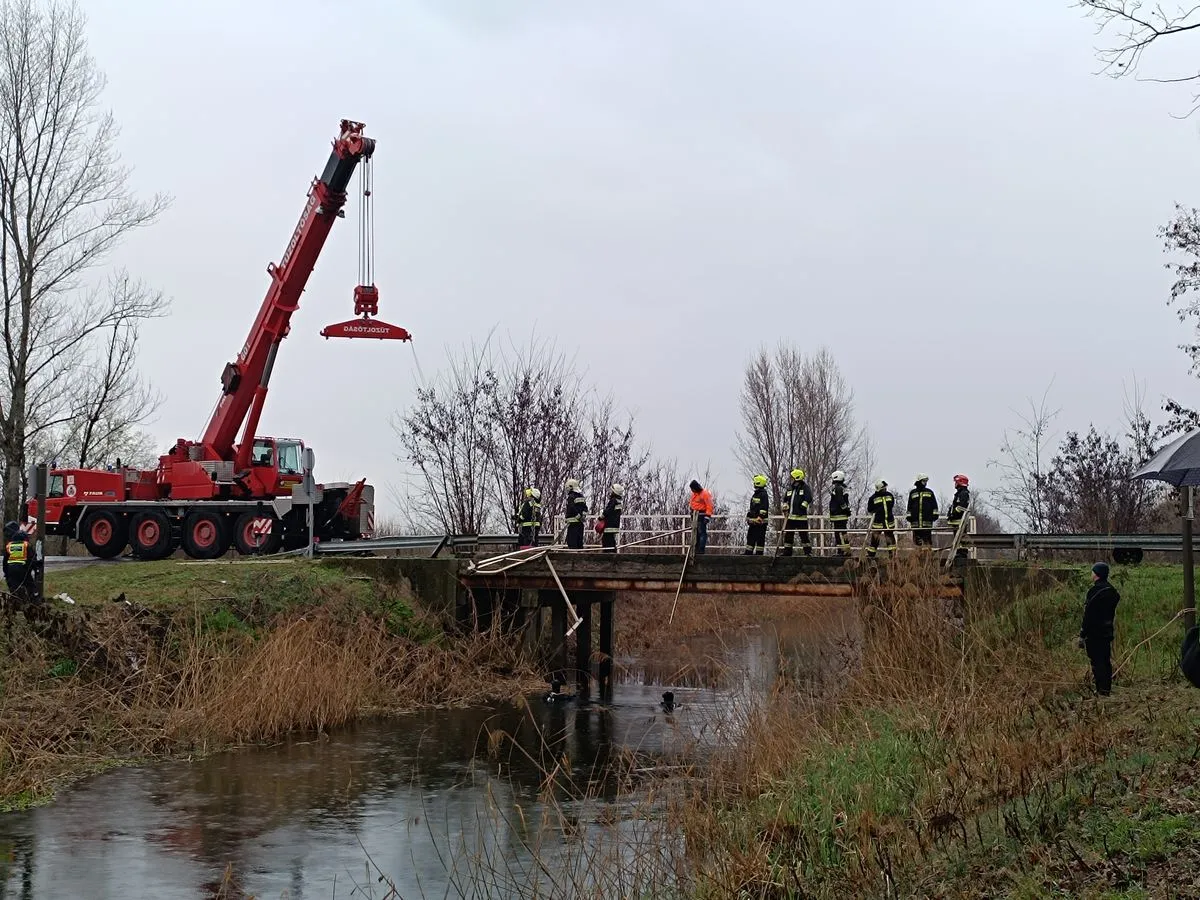 csatornába zuhant autó 
