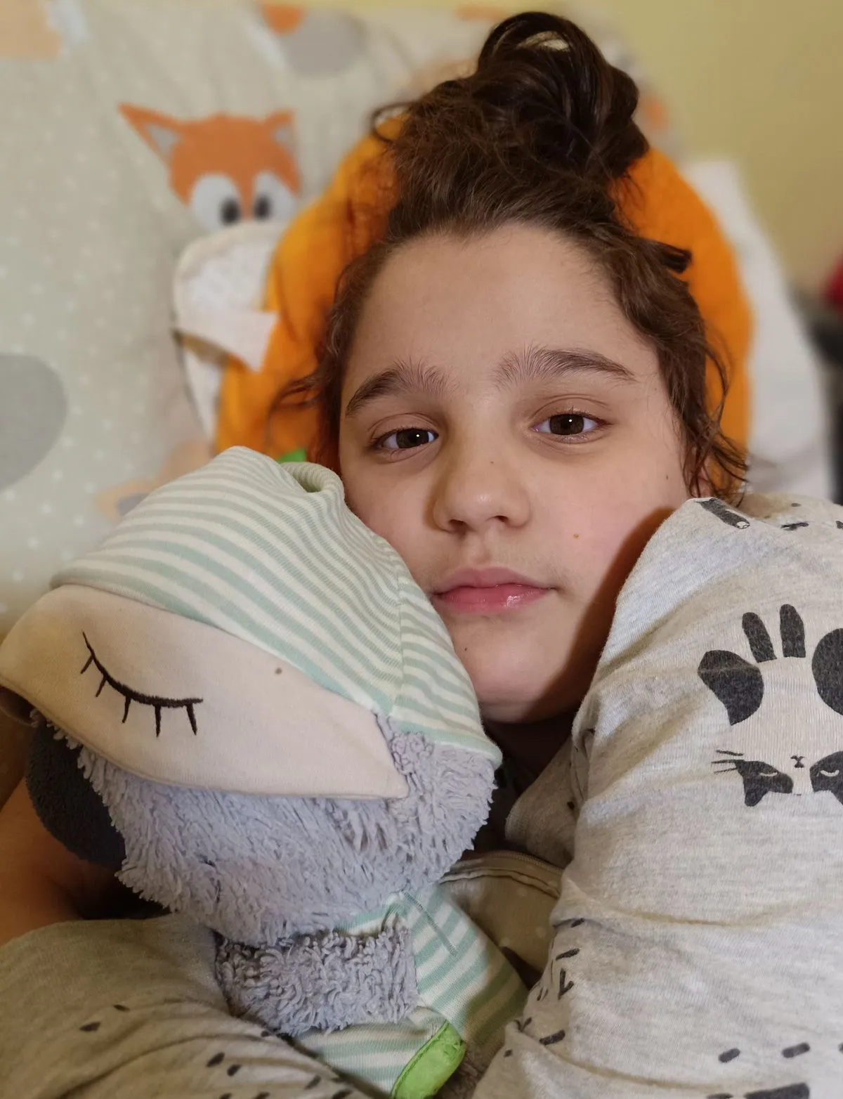 A csontrákos Hannácska még mindig hatalmas fájdalmakkal küzd. Bár a gyermeket megműtötték, a gerincéről nem tudták teljesen eltávolítani a daganatot