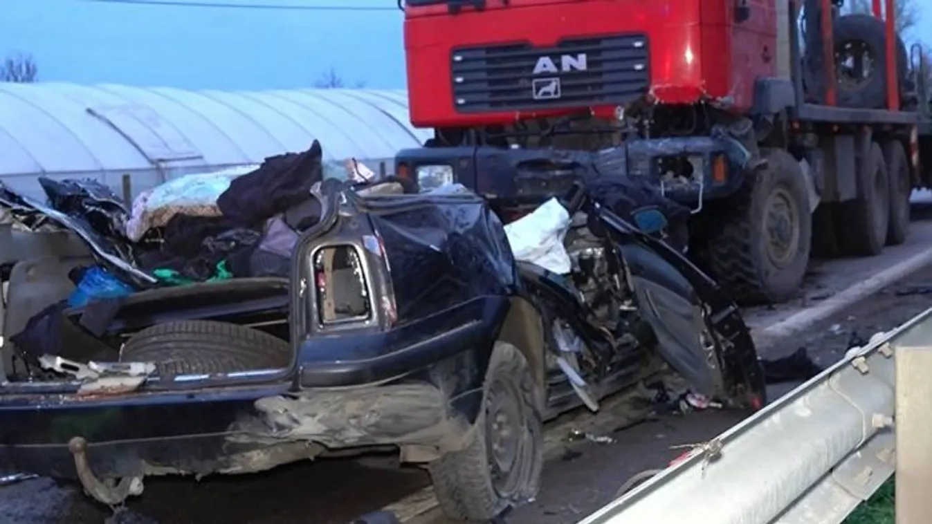 50 méteren át tolta a fiatal nő kocsiját a kamion