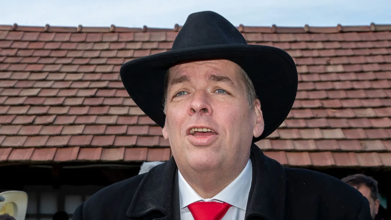 Tömeg a temetőben: Mindenki Schmuck Andor sírját nézegeti