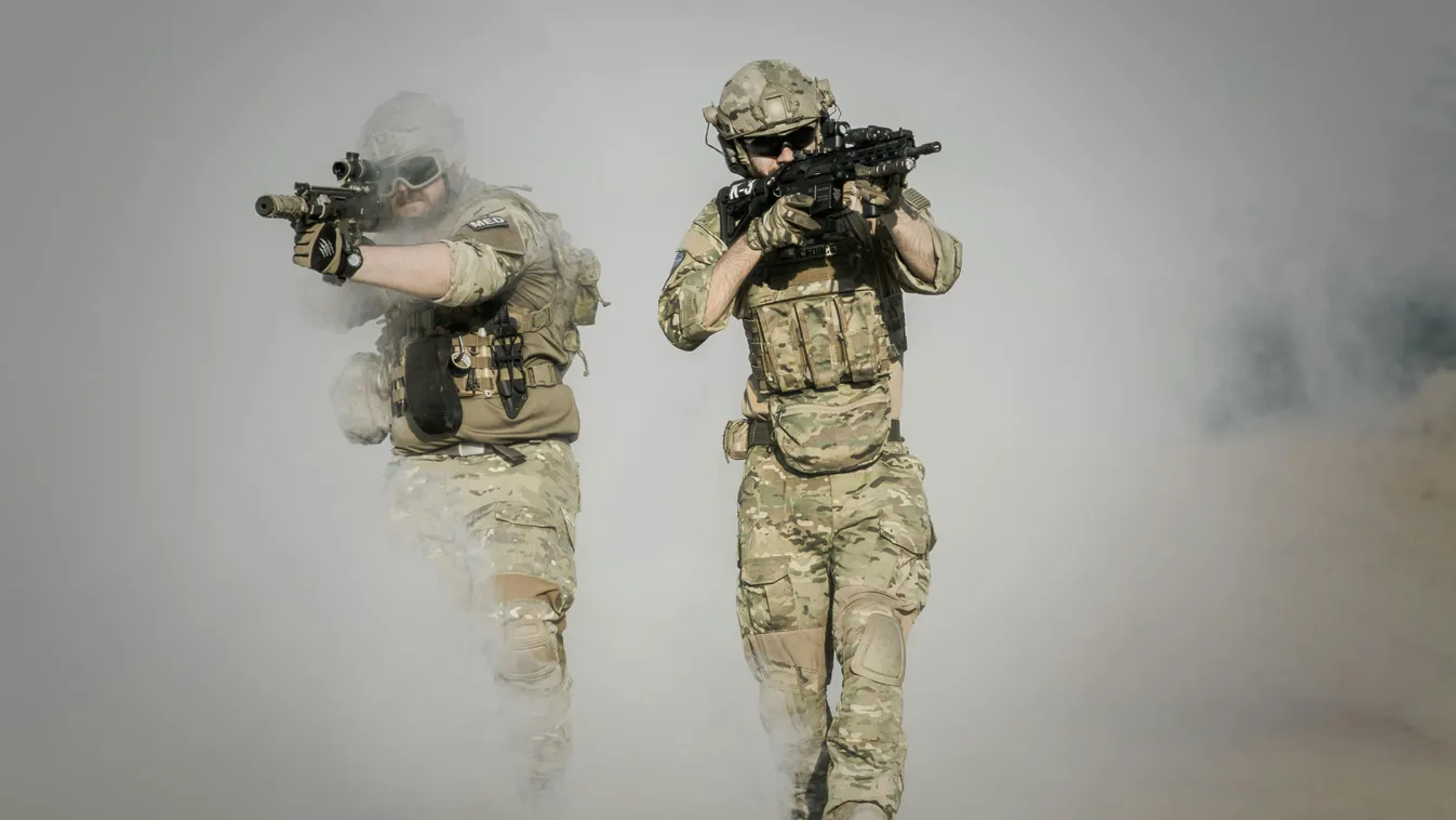 Több mint 100 utast ejtettek túszul terroristák