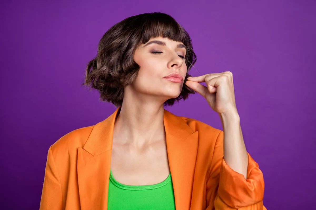 Hajstílus Photo,Of,Nice,Millennial,Brunette,Lady,Italian,Gesture,Wear,Orange