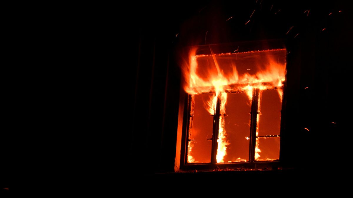 Égő ruhában kiáltott segítségért az ablakból, miközben lángolt a hálószobája