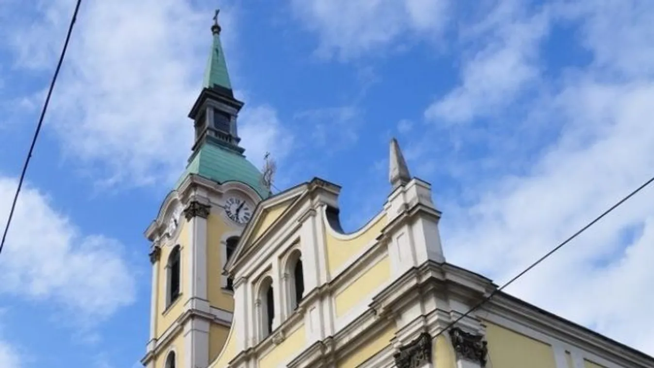 Karácsonyék szivárványszínű kivilágítást terveznek a katolikus templomra - megszólalt a plébánia