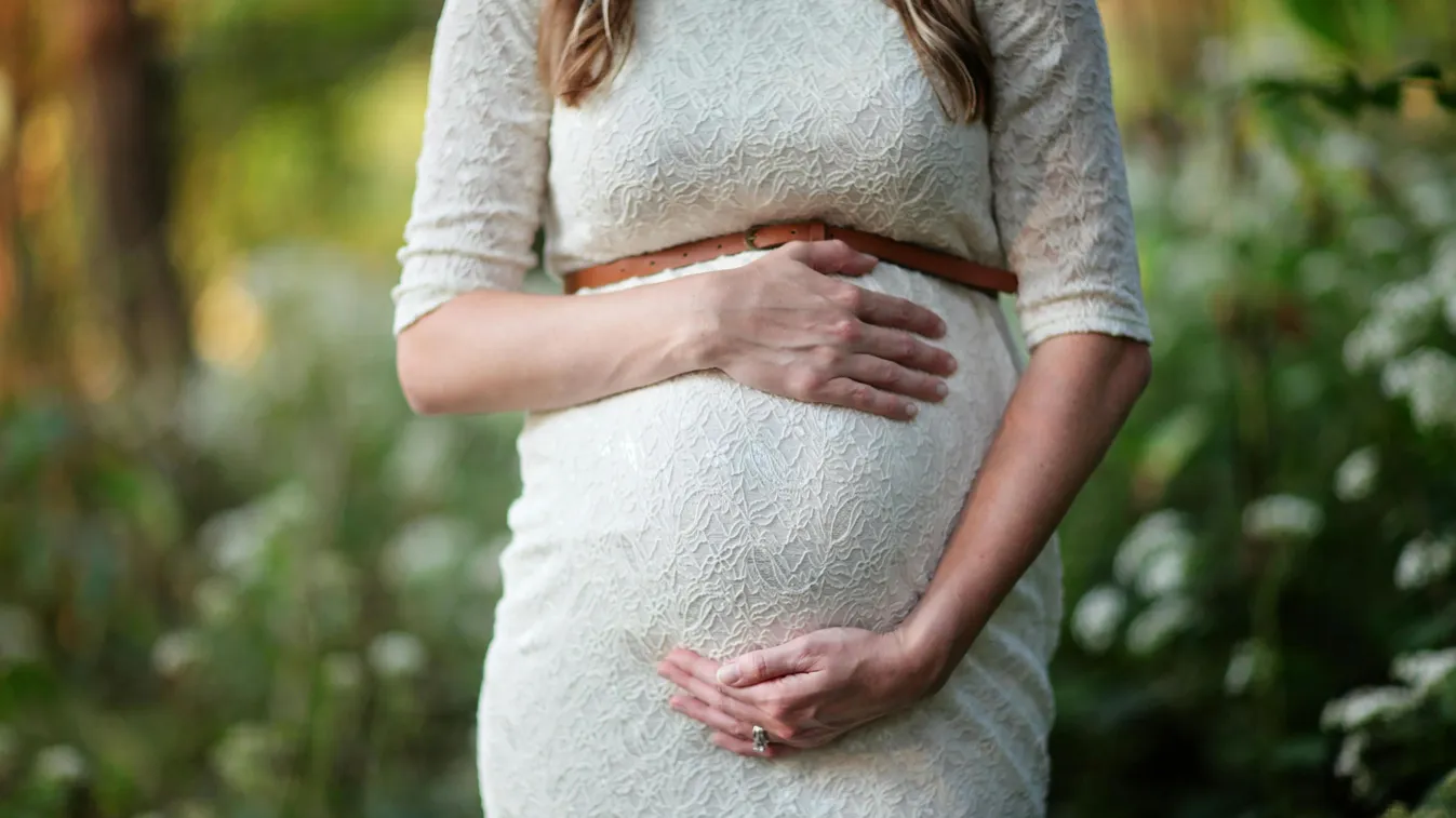 Ugyanattól a férfitől vár gyereket anya és lánya