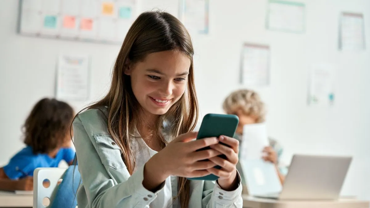 Happy,Latin,Hispanic,Kid,Girl,School,Student,Using,Smartphone,In, mobiltelefon, mobiltilalom