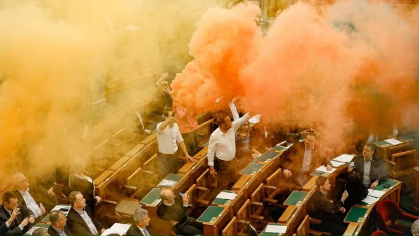 Pride-párti erőszak! Gyújtogatás az ülésteremben