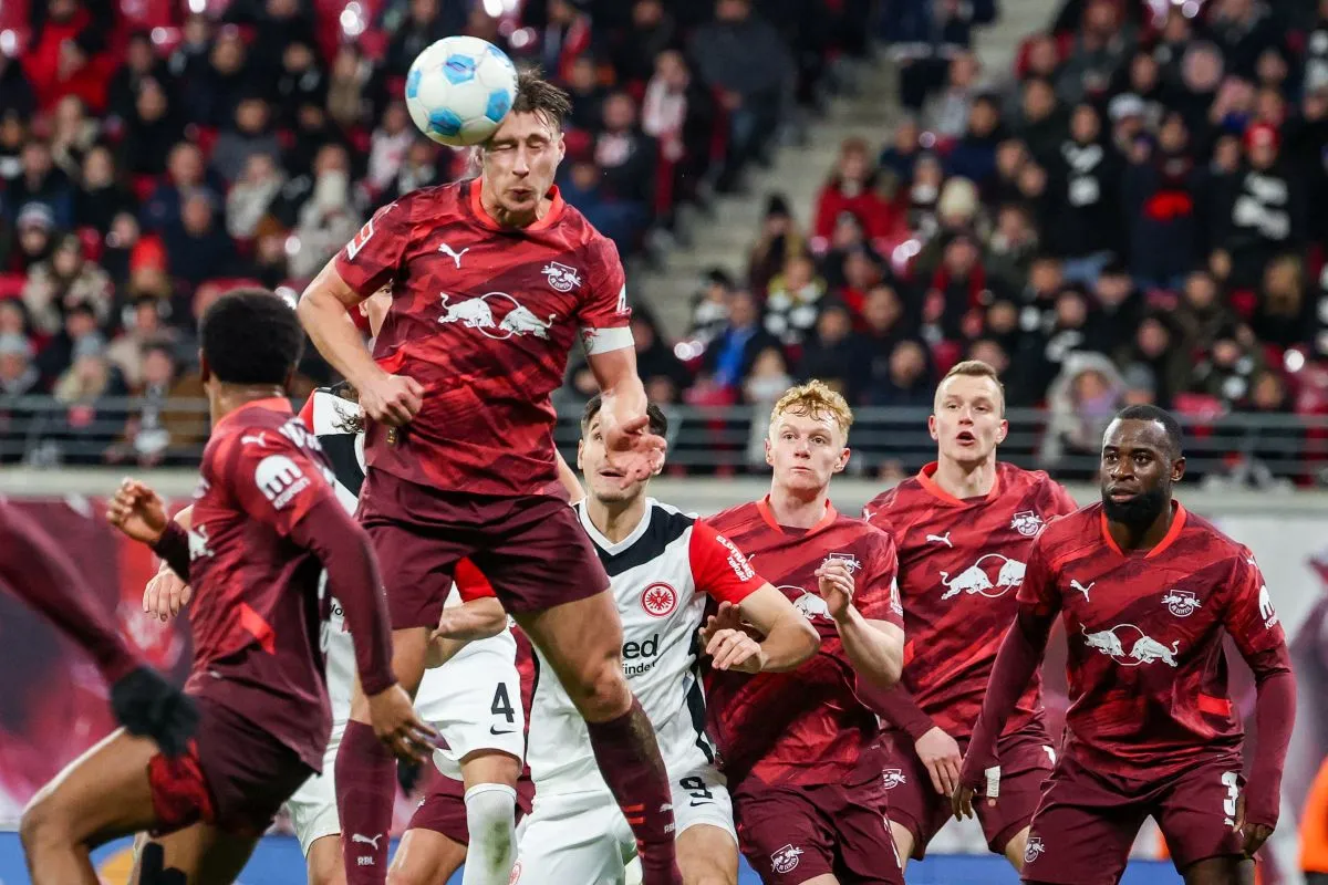 Orbán Willi (fejelés közben) példát mutat, de nem elég hangos csapatkapitánynak?