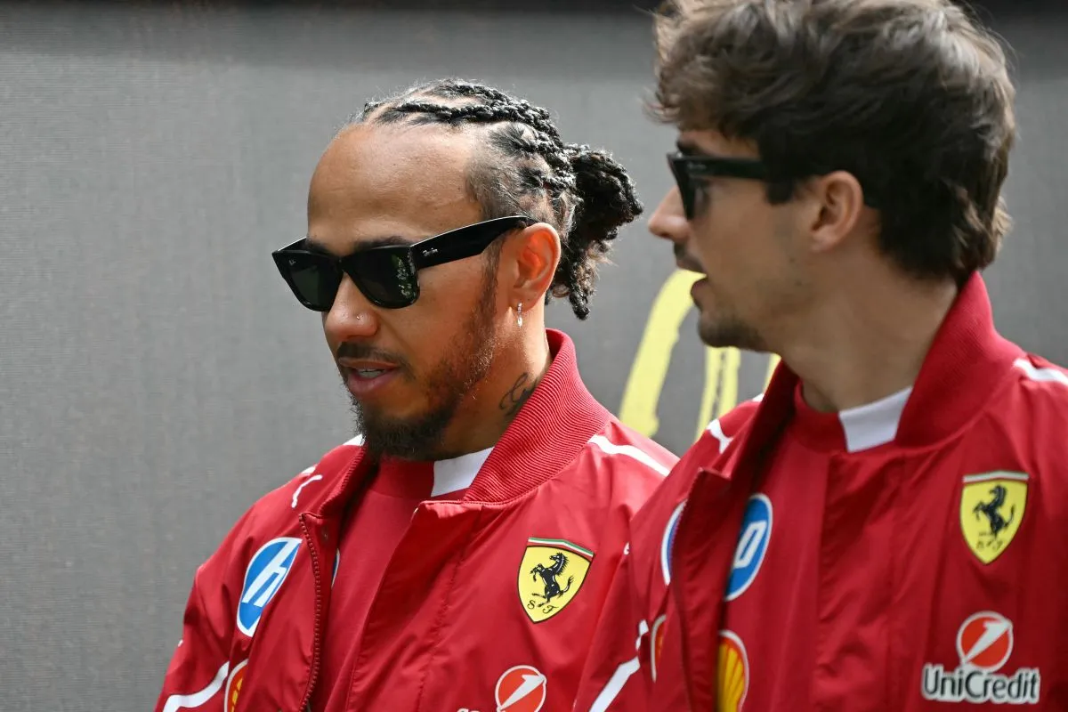 Lewis Hamiltonnál (balra) a csapattársa, Charles Leclerc és másik hat pilóta is gyorsabb volt a melbourne-i időmérőn