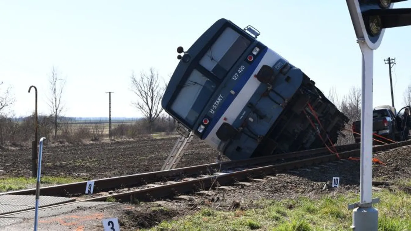 Megrázó fotók: autóval ütközött a vonat, egy ember meghalt