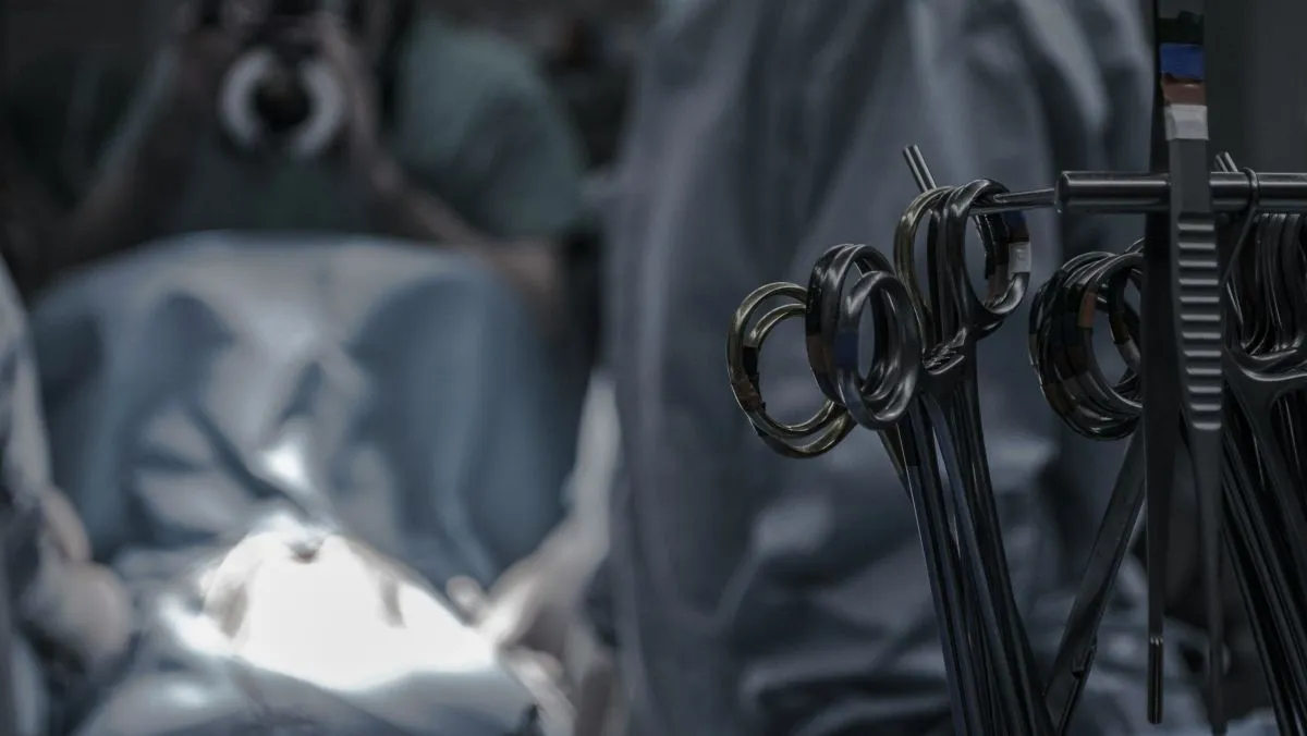 Az orvosok eleinte korábbi egészségügyi problémái miatt nem gondoltak semmi aggasztót a daganat mögé. 