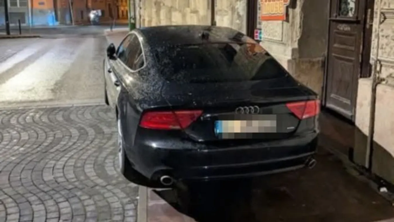 Ilyet még te sem láttál: így parkol az Audi a bérház előtt