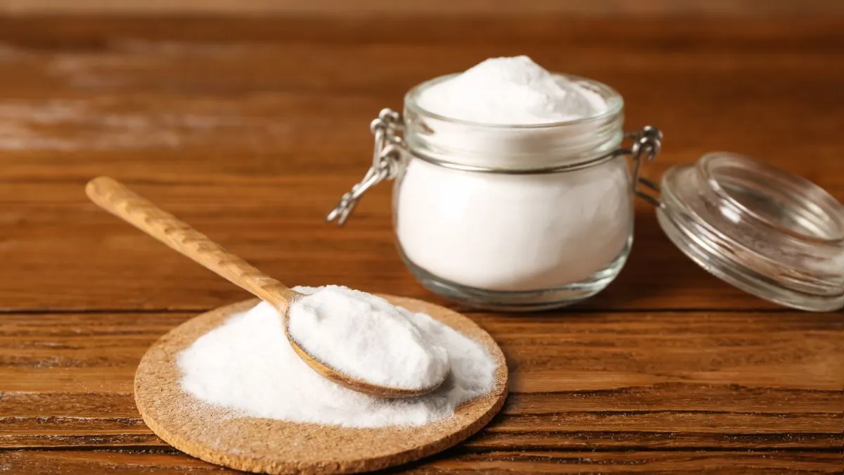 Pile,Of,Baking,Soda,And,Spoon,On,Wooden,Background