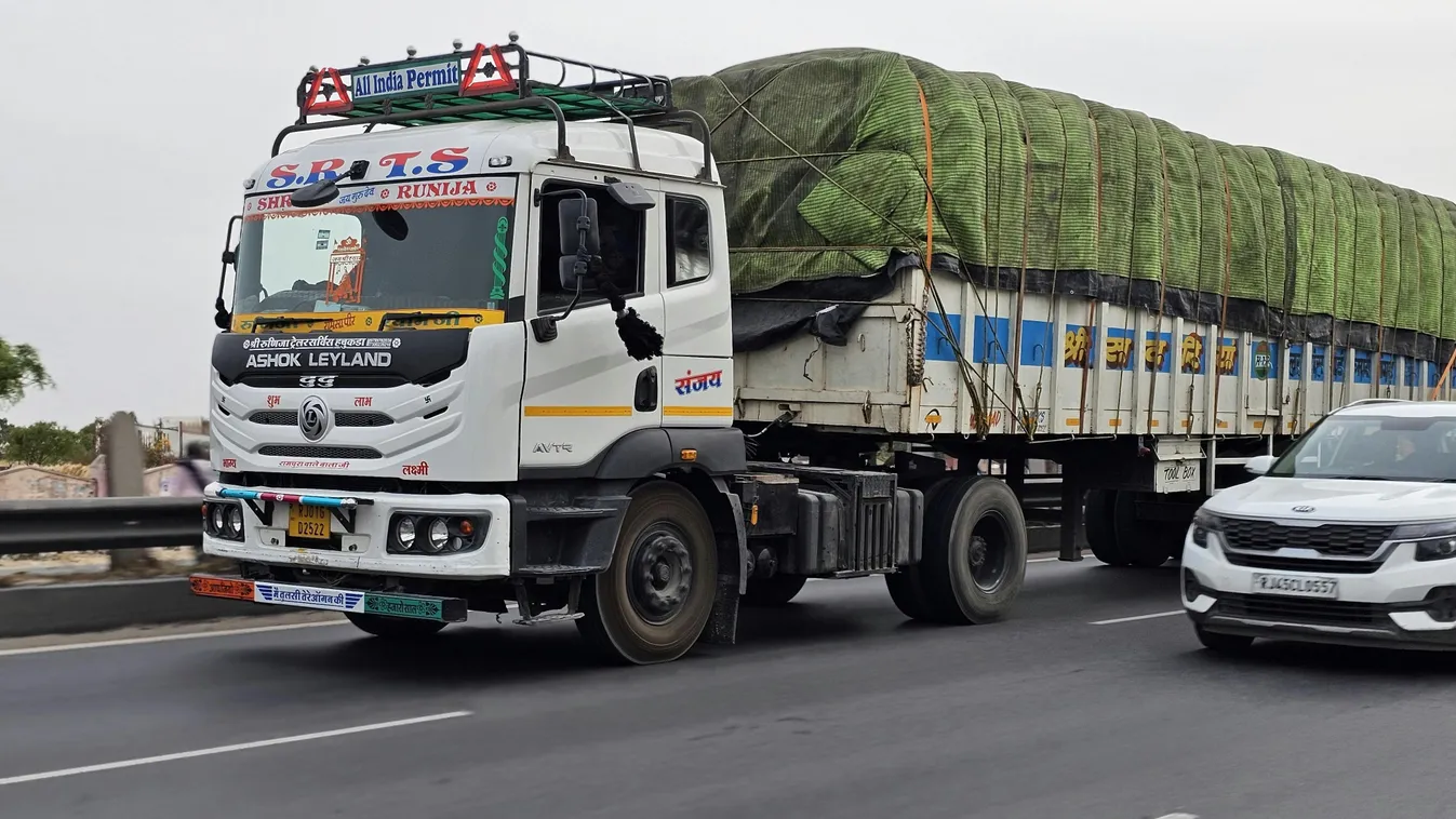 Árokba borult egy teherautó, ömlik a bitumen