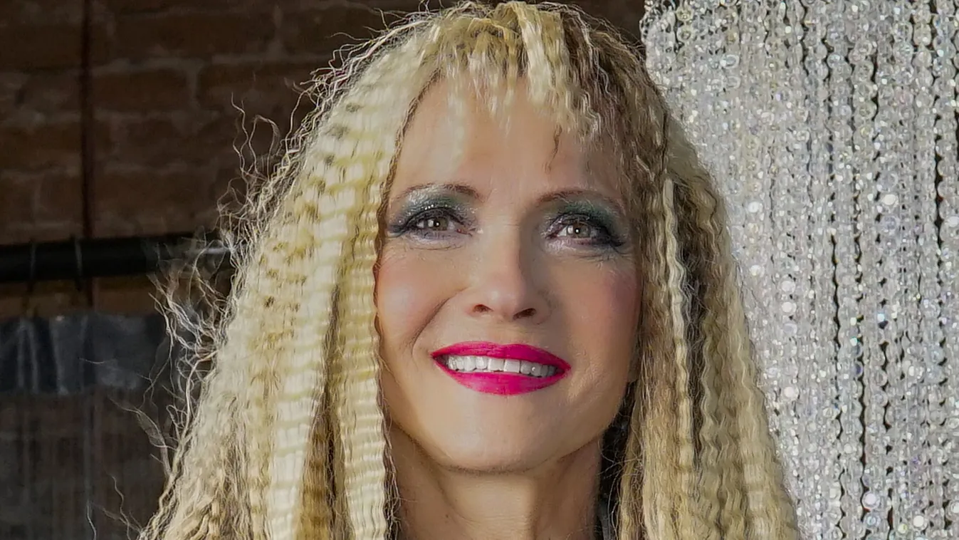 Marcellina fehérneműben villantotta meg csodás alakját