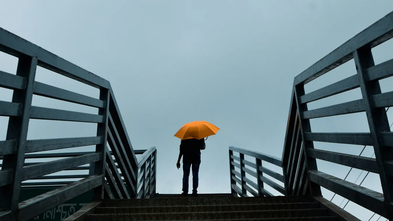 Vészjelzést kapott az ország: ma minden a nyakunkba szakad