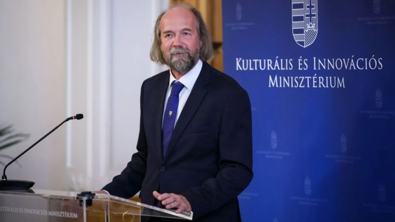 Fontos bejelentést tett a kötelező olvasmányokról