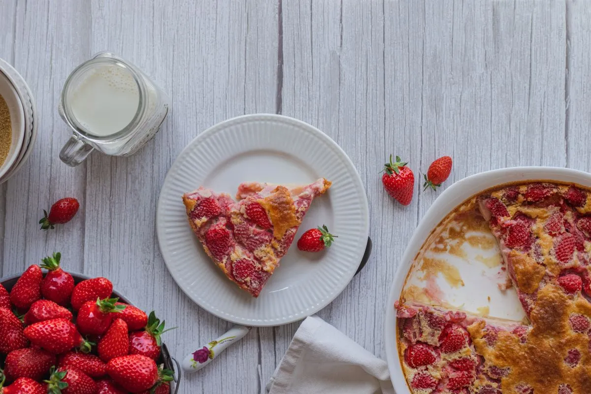 Epres süti Strawberry,Clafoutis,Cake.,Flat,Lay,Food,Photography,To,Valorise,The