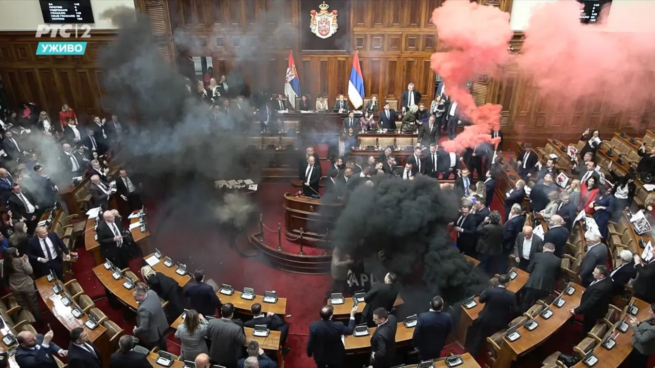 Füstgránátokat robbantott az ellenzék a szerb parlamentben