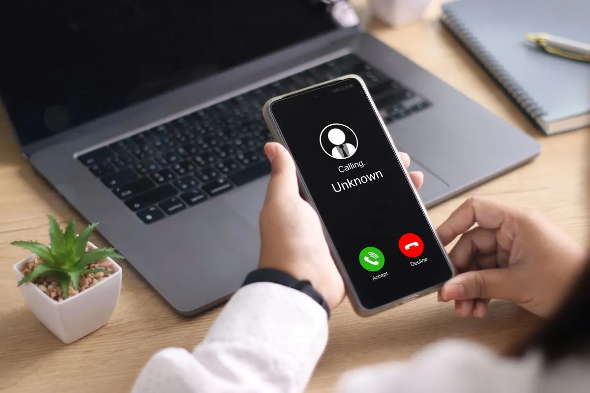 Unknown,Number,Displayed,Showing,On,Smart,Mobile,Phone.,Human,Use