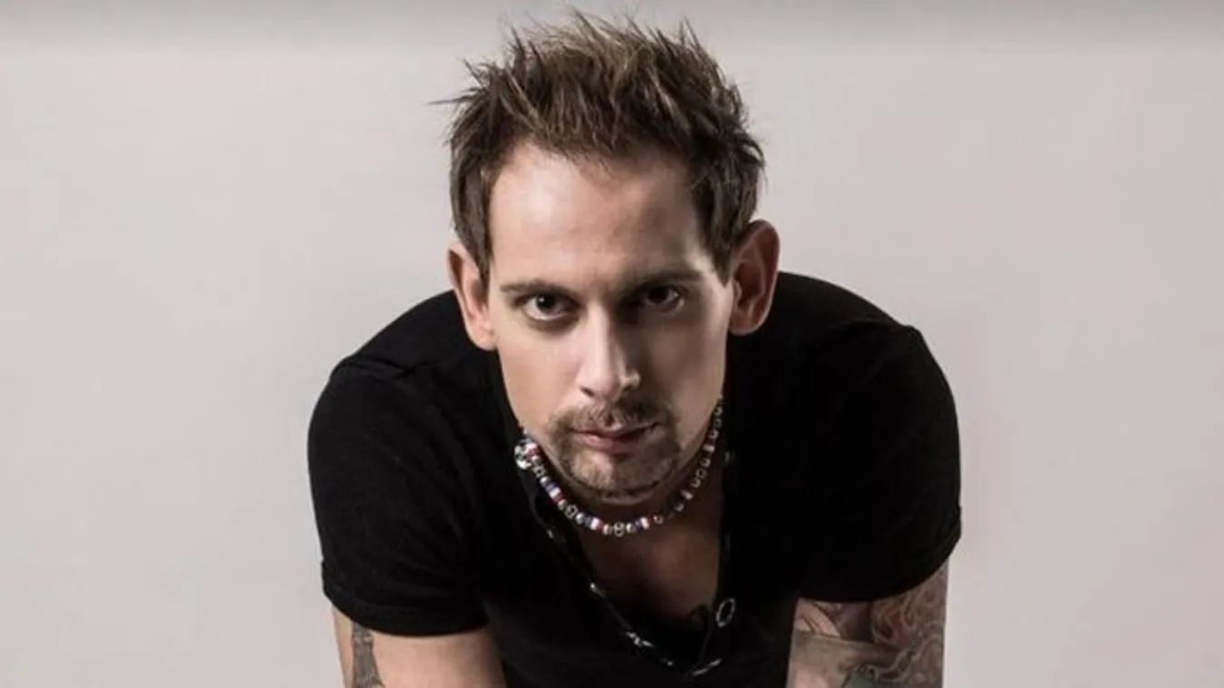 A neten árultja használt latex csizmáit a magyar énekes