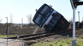 Megrázó fotókon a tragédia: autóval ütközött és kisiklott a vonat, egy ember meghalt