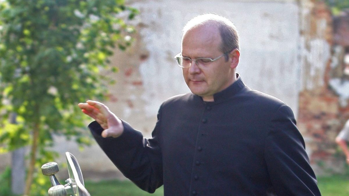 Megszólalt a gördeszkás pap: Ne pletykálkodj nagyböjt idején!