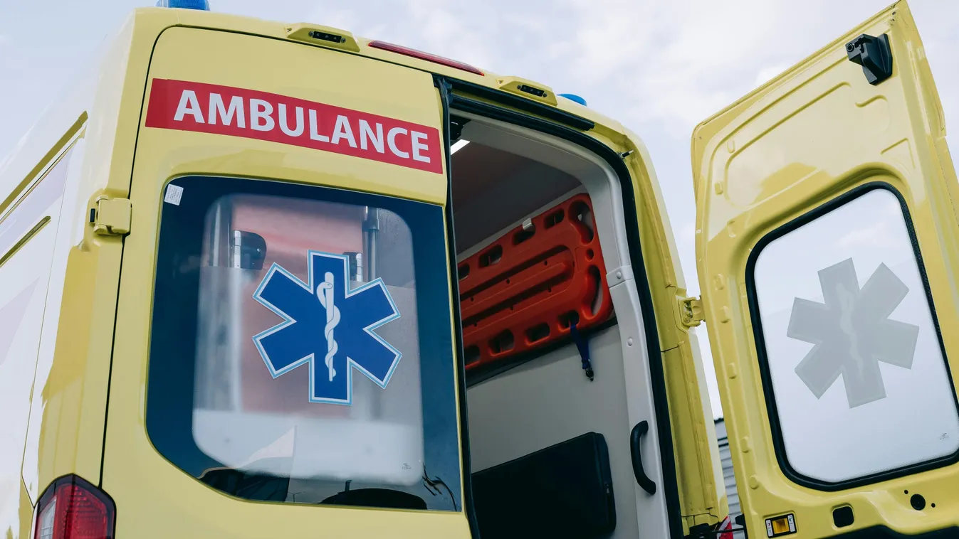 Baj van a Parlamentnél, kivonultak a hatóságok