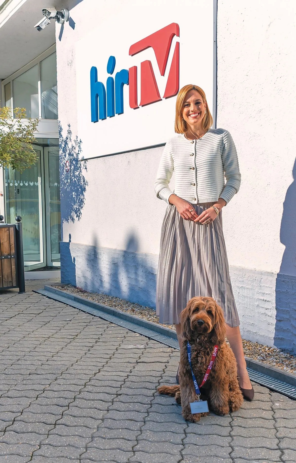 A kutyus már szinte teljesen megismerte a televízió világát. 