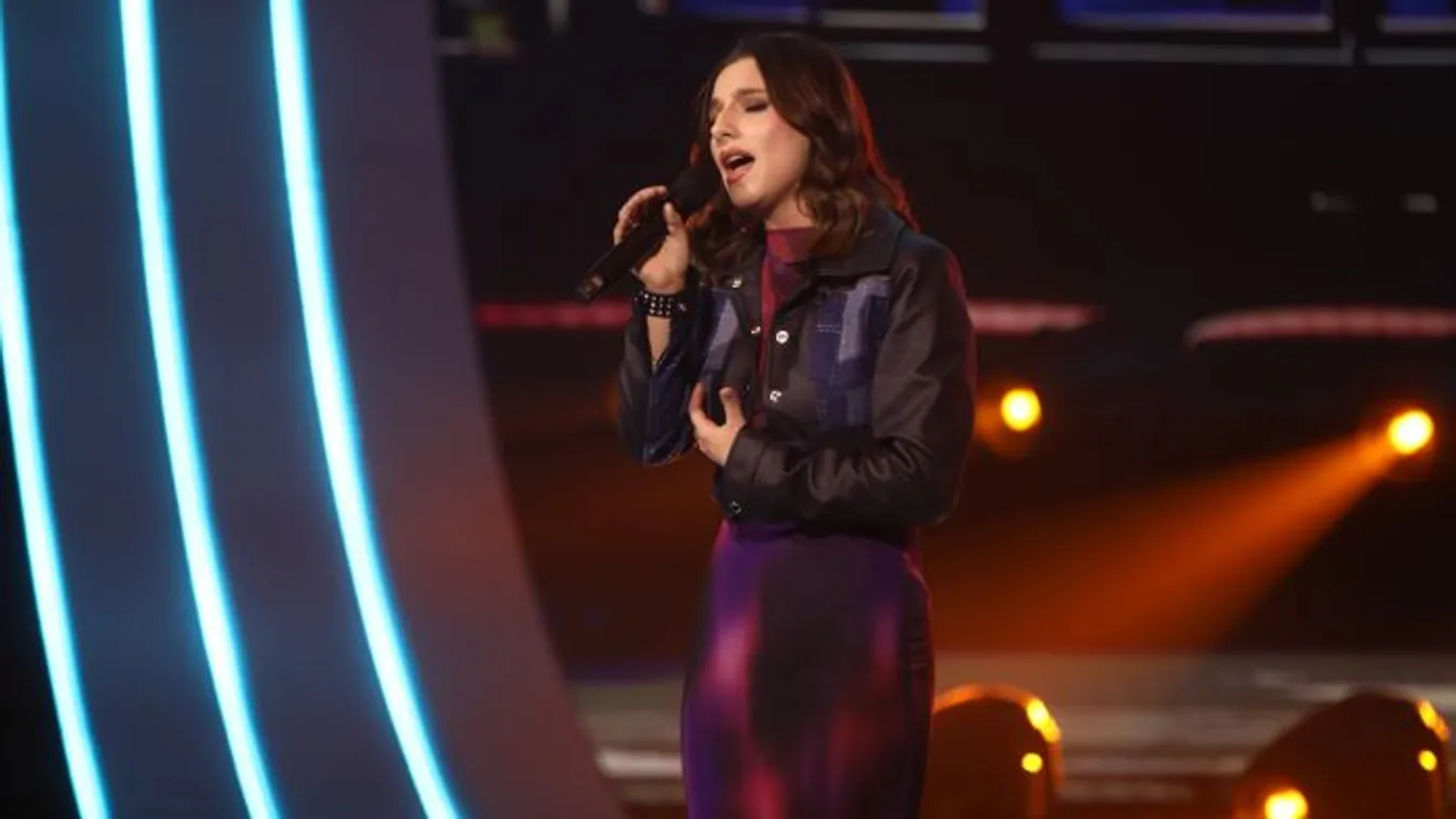 Tóth Abigél a vetkőzést is bevállalta