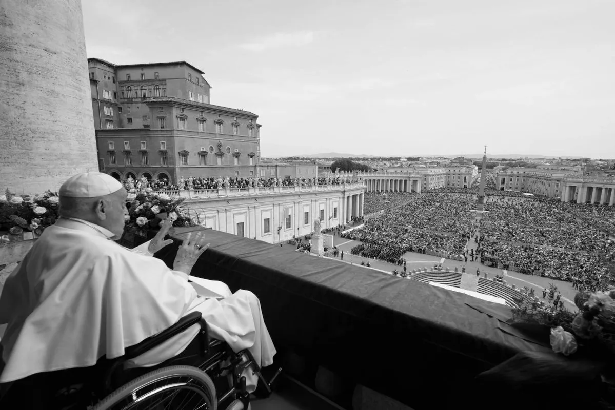 POPE FRANCIS DURING THE URBI ET ORBI BLESSING FOLLOWING THE EASTER MASS IN ST PETER S SQUARE AT THE VATICAN - 2025/4/20