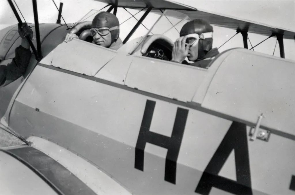 Magyarország,
Pécs
Tüzér utcai repülőtér, a Horthy Miklós Nemzeti Repülő Alap kiképző keretének tagjai. Bücker Bü 131 "Jungmann" repülőgép.Év
1939