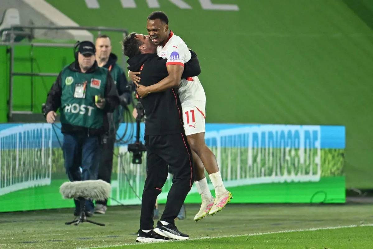 Lőw Zsolt sokat segített Opendának, Gulácsiék csatára góllal hálálta meg a bizalmat és edzője nyakába ugrott 