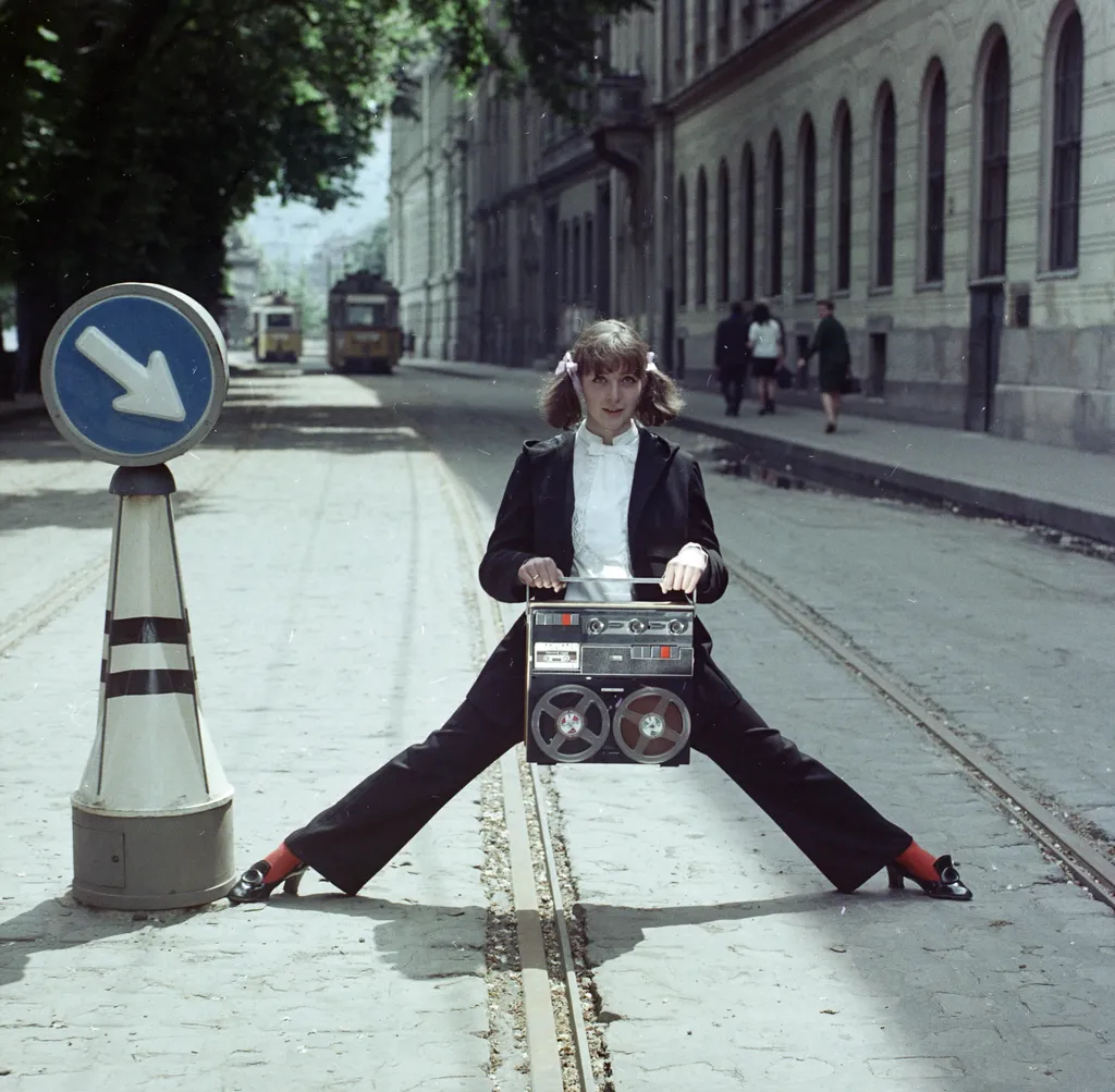 Magyarország,
Budapest I.
a Bem rakpart a Jégverem utcától a Clark Ádám tér felé nézve. Halasi Zsuzsa jelmeztervező a Budapesti Rádiótechnikai Gyár (BRG) M11 típusú kazettás és orsós magnetofonjával.1970