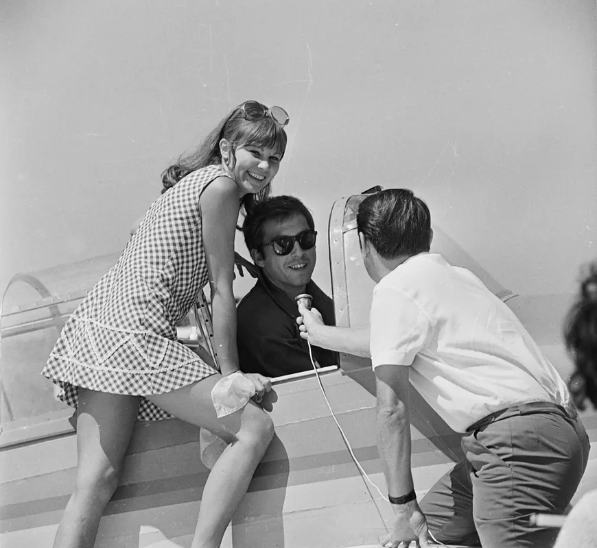 Magyarország
Almási Éva és Huszti Péter színművészek, Zlin Trener típusú repülőgép.
Év
1969