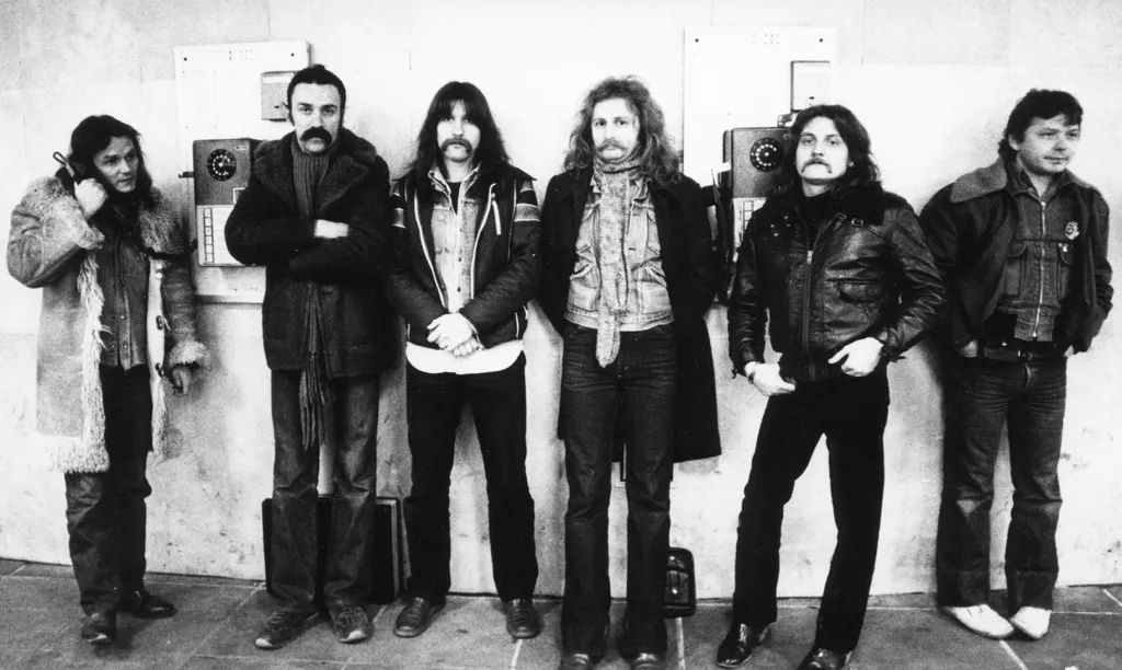 Magyarország,
Budapest
P. Mobil együttes. Tunyogi Péter, Schuster Lóránt, Zeffer András, Sárvári Vilmos, Kékesi László, Marecky István a Nyugati (Marx) téri aluljáróban. 1981