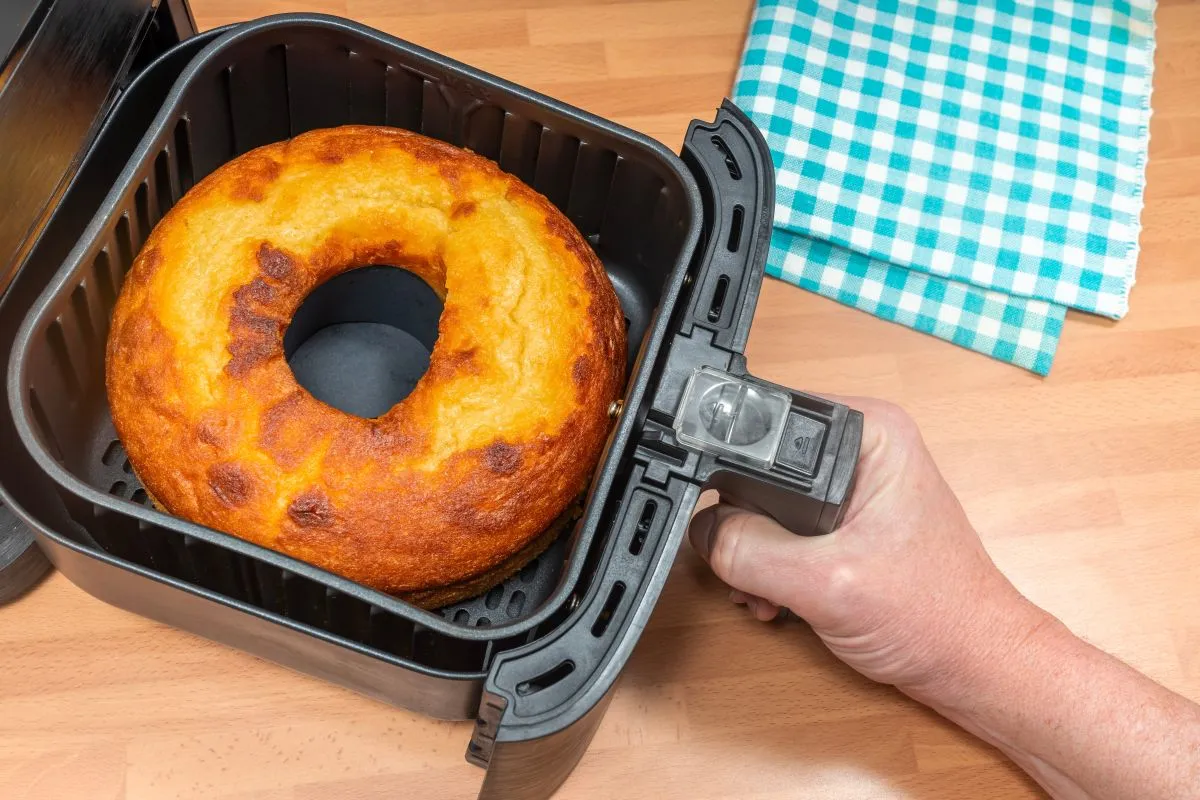 Sütőpor Hand,Baking,Homemade,Ring,Cake,In,Air,Fryer,At,The