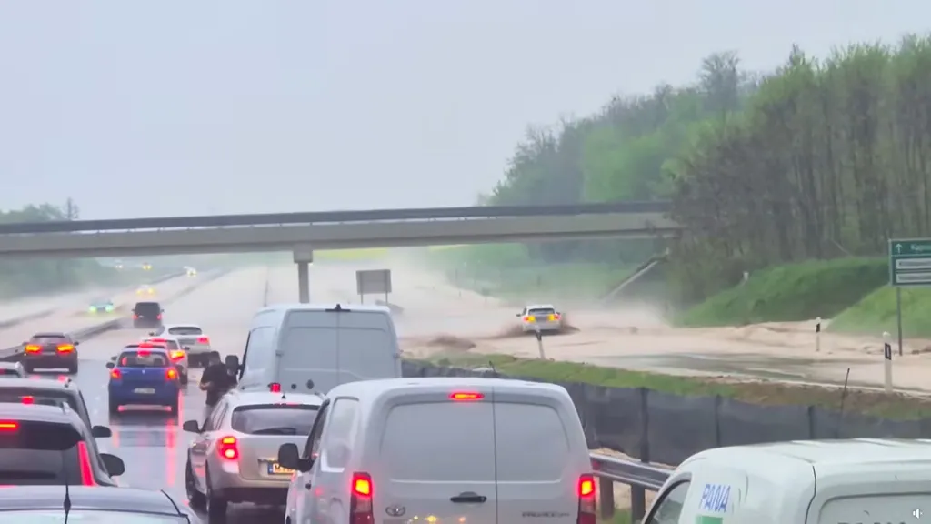 A 67-es főutat sem kímélte a viharos időjárás Fotó: Facebook/Varga János/MetNet