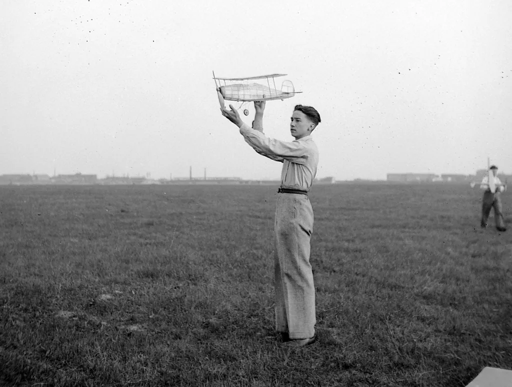 Magyarország,
Budapest XXI.
Csepel, a Weiss Manfréd Művek repülőtere. A repülőgépgyár modellezőinek versenyéről Korbuly László gyárigazgató készítette a felvételt.
Év
1939